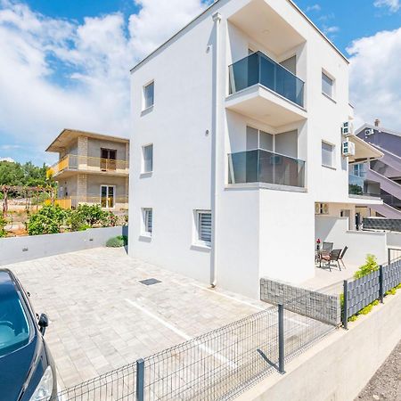 Apartments Tonka Примоштен Екстер'єр фото